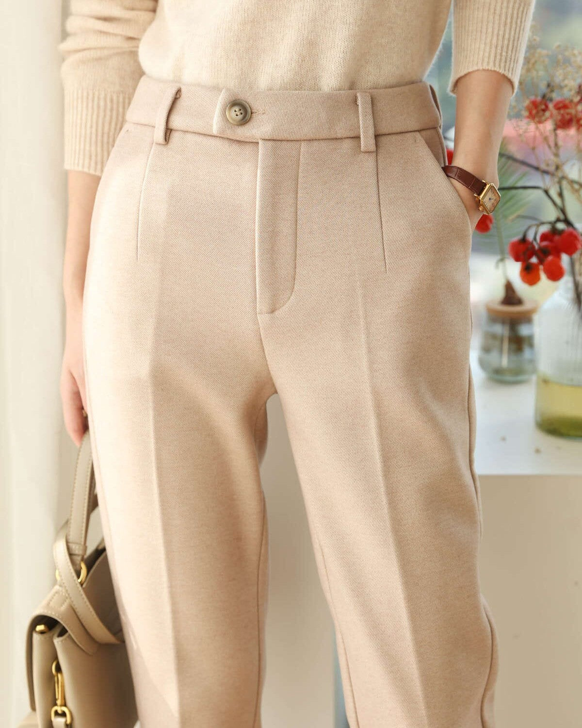 Pantalon tailleur chic pour femme en beige, idéal pour un look élégant et professionnel, de la marque filomene