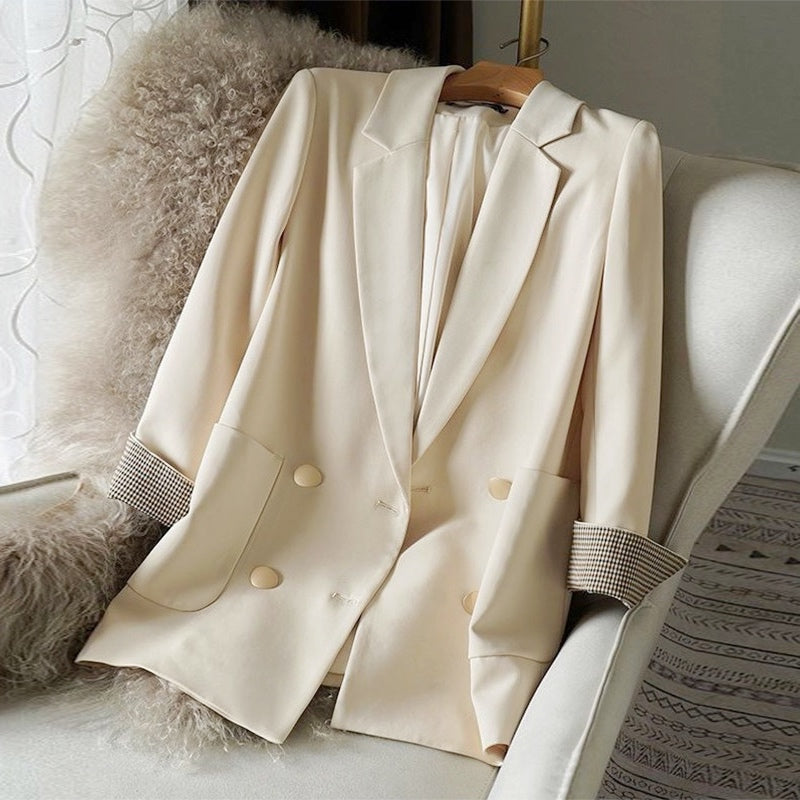 veste blazer femme élégante de couleur crème, style droite à double boutonnage, pièce idéale pour un look chic professionnel