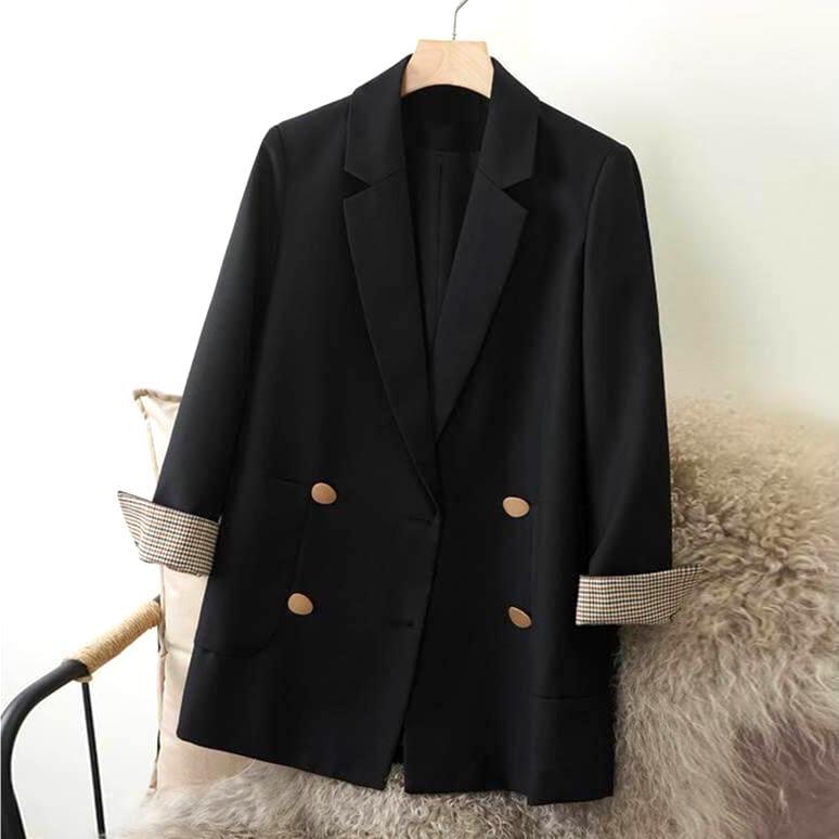 veste blazer noire pour femme avec boutons dorés et manches retroussées, parfait pour un look chic et élégant